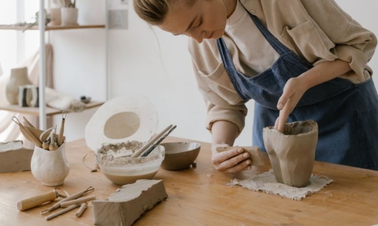 Qual é a história da arte cerâmica e como ela é usada hoje?