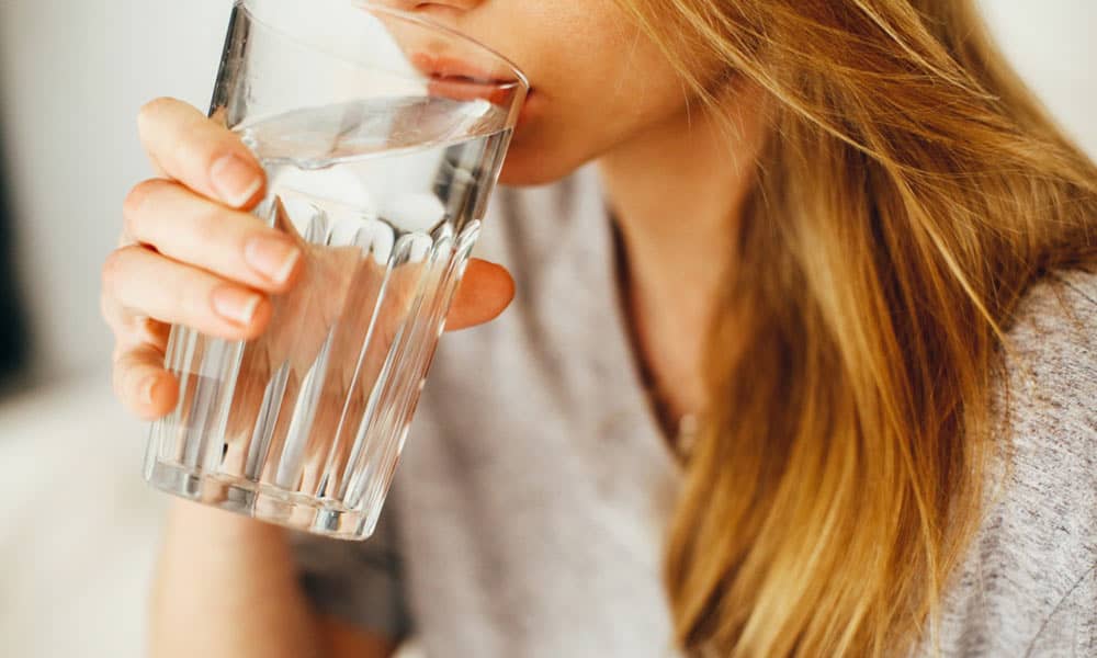 Cinco beneficios de tomar agua a diario