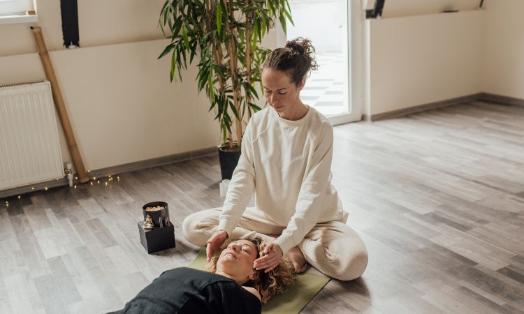 Cómo es una terapia de reiki: guía para entender esta práctica energética