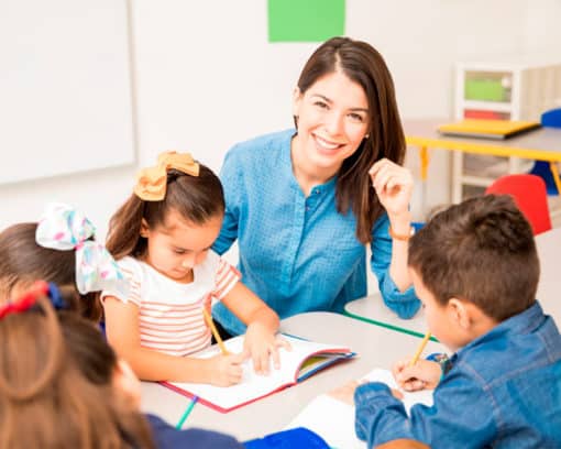 Estudiar Auxiliar de Educación Infantil y Jardín de Infancia