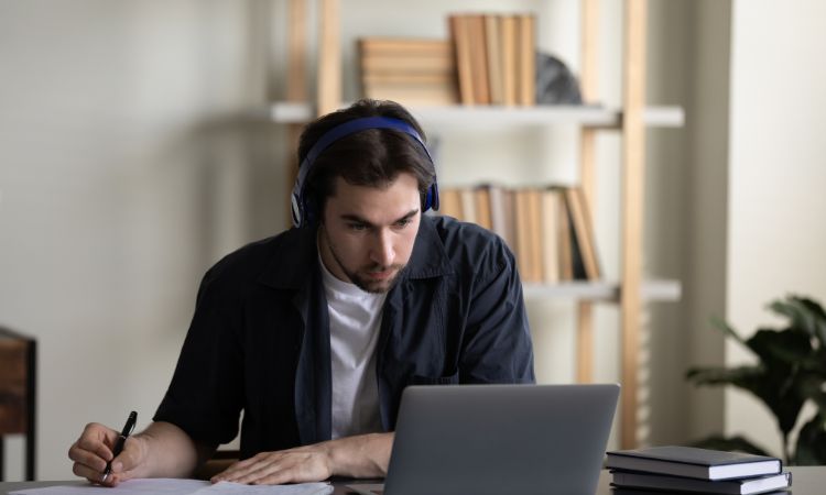 Cómo estudiar en línea en Esneca: conoce su modalidad virtual, el campus y sus ventajas