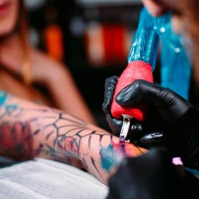 Estudiar maestría en tatuajes y tatuador profesional