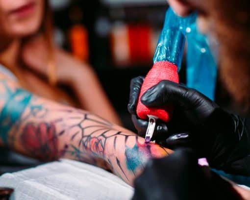 Estudiar maestría en tatuajes y tatuador profesional