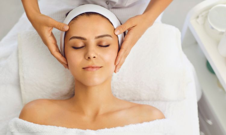 Como realizar uma massagem facial para rejuvenescer o rosto