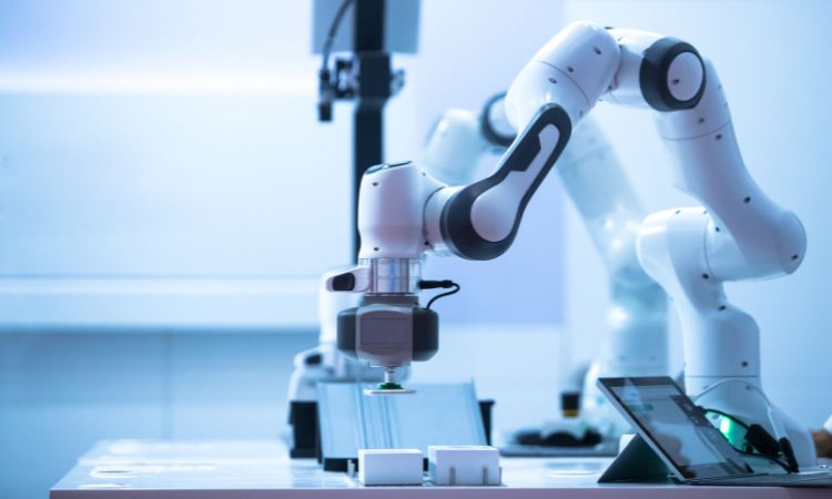 Como se faz a programação de robôs industriais?