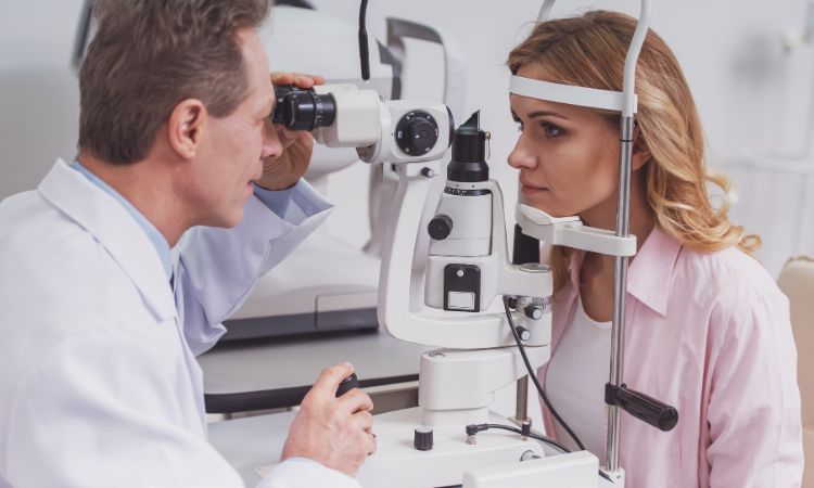 Qué trata el oftalmólogo: todo lo que debes saber sobre esta especialidad médica