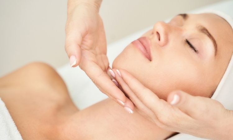 Relleno facial con ácido hialurónico: cuánto dura y qué debes esperar