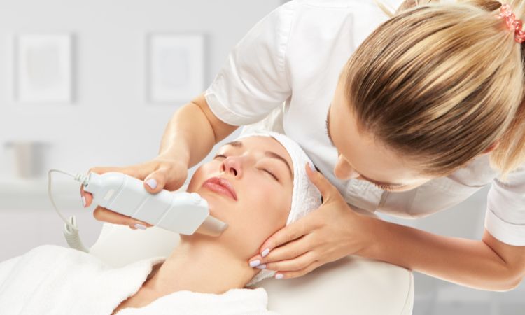 Salidas profesionales en medicina estética: oportunidades reales y formación necesaria para destacar hoy