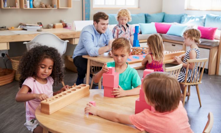 ¿Cómo es el trabajo del/la pedagogo/a Montessori?
